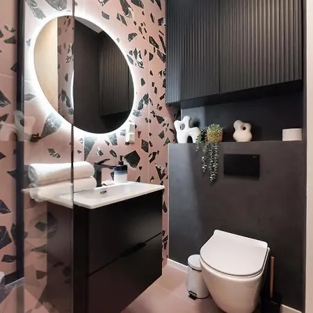 Ruby Apartment *